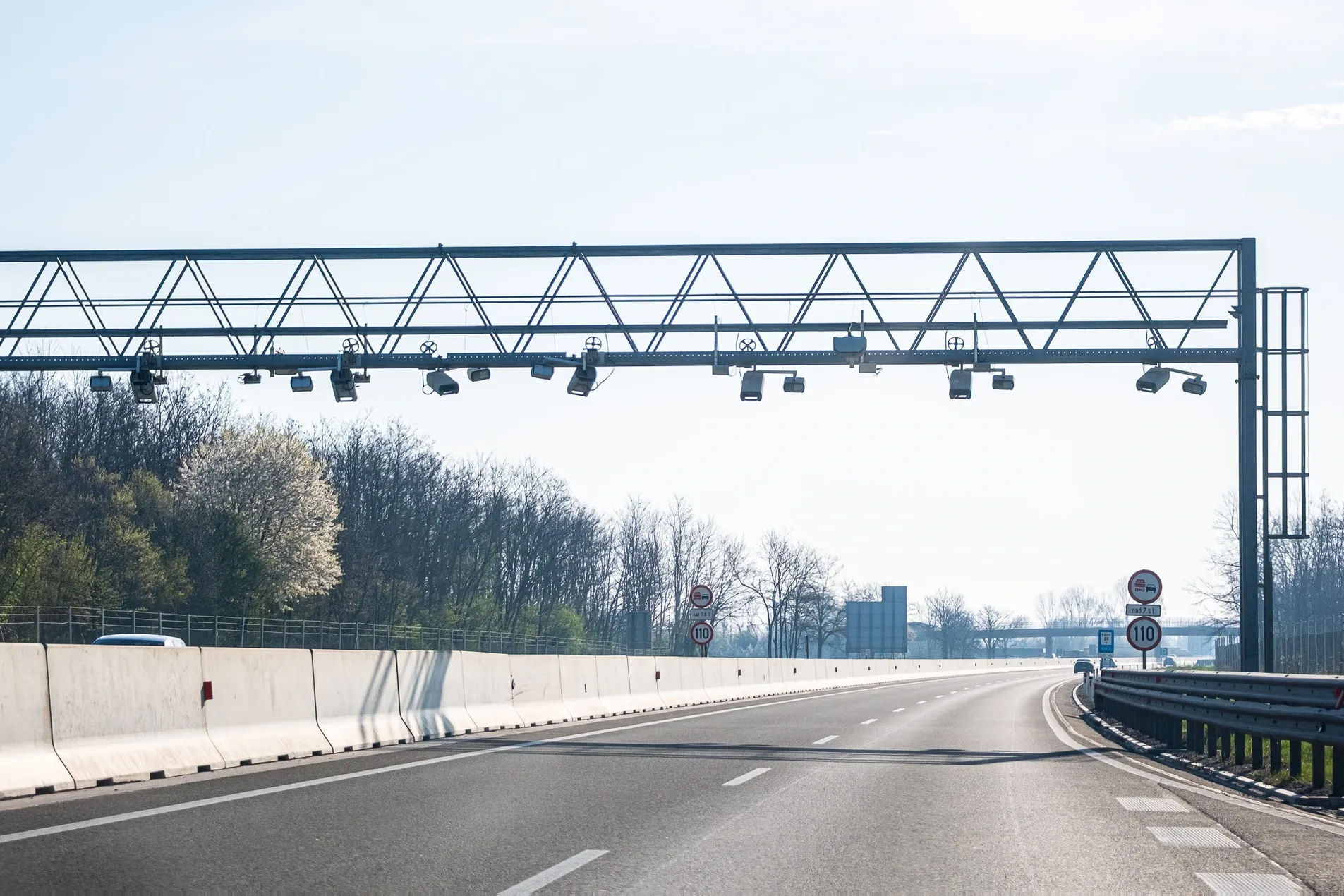 lovenia Republika Slovenija vignette purchase sign in Italian reading acquisto bollino autostradale with right turn arrow and 270m distance at Italian border crossing, April 2026